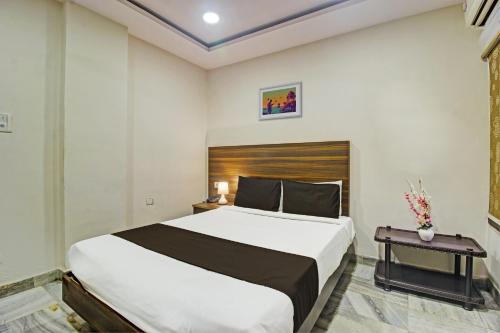 海得拉巴OYO Hotel Srujana Stay Inn Opp Public Gardens Nampally的一间卧室,卧室内配有一张大床