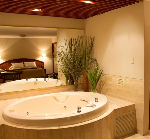 利马公园套房酒店的带浴缸和床的大型浴室