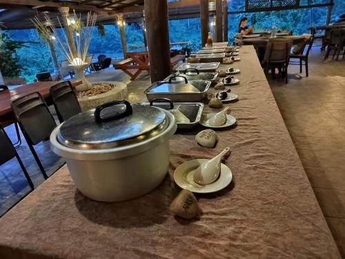 瓜拉大汉巴莱塞拉玛旅馆的长桌,带锅和盘子