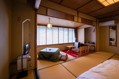 日光Sakahijiri Nikko的客房设有带一张床和一张书桌的卧室。
