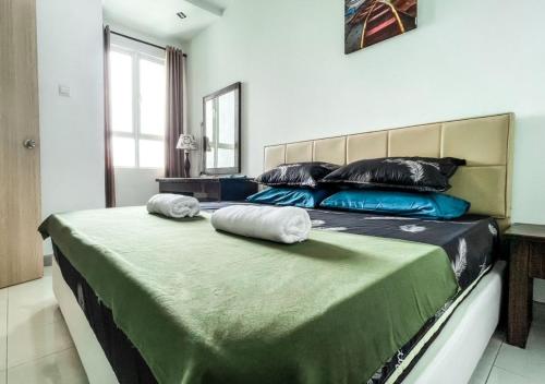 瓜拉丁加奴Inap Tanjung Homestay的卧室内的床上的两条毛巾