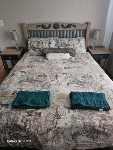 PhilippolisThe Witch's Inn的一张带两个绿色枕头的床