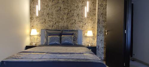 科尔马Les Souvenirs d'Alsace的一间卧室配有一张带两盏灯的床。