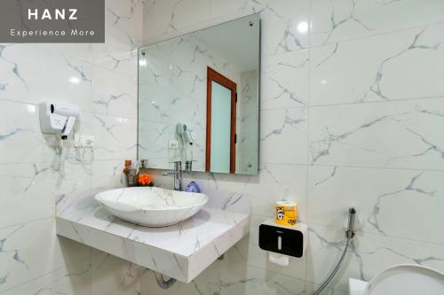 河内HANZ Noi Bai Airport Hotel的一间带水槽和镜子的浴室