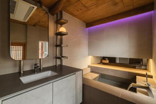 首尔Luxury hanok with private bathtub - SN08的一间带水槽和镜子的浴室
