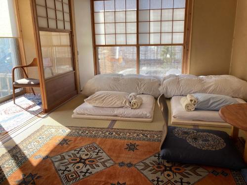 德岛小舞庵 Komaian的一间房间,地板上设有四个枕头