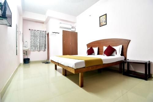 钦奈Royal Green Accommodation Chennai Airport的卧室配有一张床