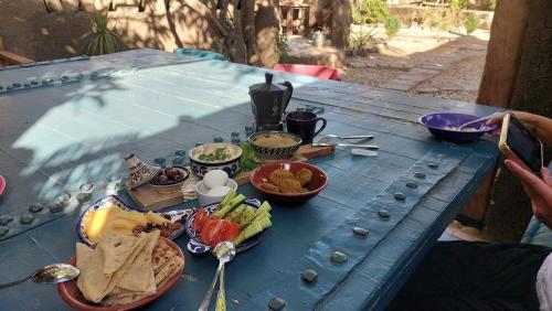 GizaNassimah的一张蓝色桌子,上面放着食物板
