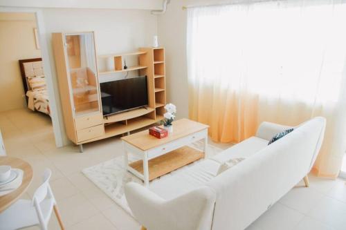 伊洛伊洛Spacious 3 Bedroom Appartement @Avida Allgauers的客厅配有白色沙发和电视