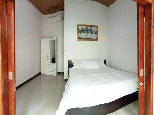 KruiWalur Surf Villa的卧室配有一张白色大床