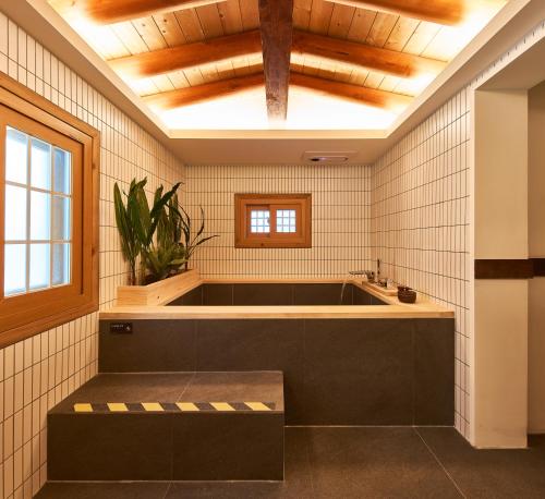 仁川市Luxury hanok with private bathtub - IG01的带浴缸的浴室和天花板