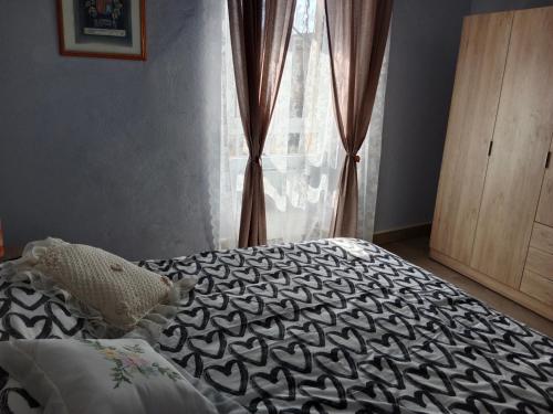 佩雷拉达Can Pitu Ferrer的一间卧室配有一张带黑白色棉被的床