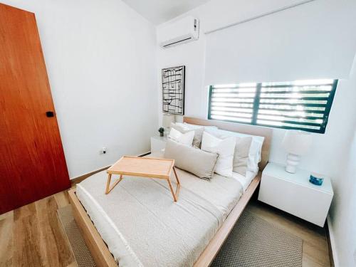 圣胡安Stylish Comfy Boho Style Home W/ Parking@ San Juan的客厅配有沙发和桌子