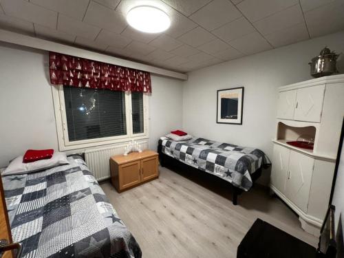 基蒂莱Talo-Villa- 3 mh+s - Kittilä - Levi upea keittiö的客房设有两张床和窗户。