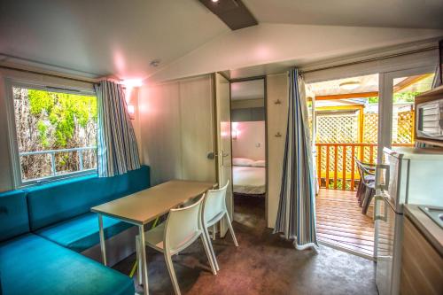 托里代巴拉Camping Clarà的小房间设有桌椅和一张床