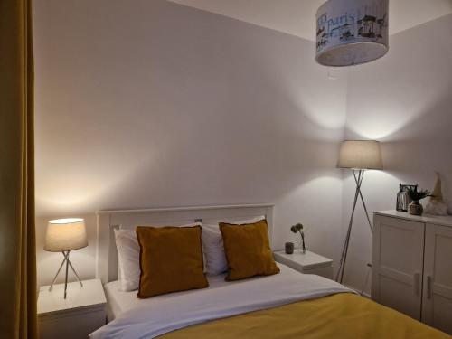 蒂米什瓦拉MV Central Apartment & Garage - Self Check-in的一间卧室配有一张带黄色枕头的床