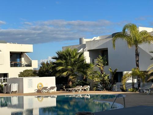 维拉韦德Casa Ana - Luxury pool apartment at Casilla de Costa的大楼前设有游泳池的酒店