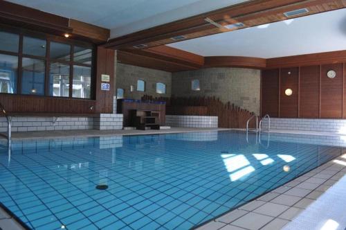 卡尔博宁Appartamento Dolomiti 138 Villaggio Turistico的大楼内的大型游泳池