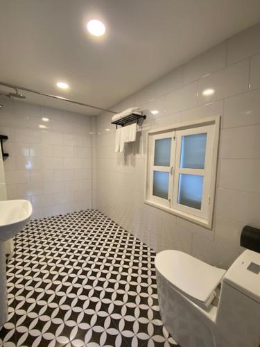 琅勃拉邦Fides Boutique Hotel的浴室铺有黑白瓷砖地板。