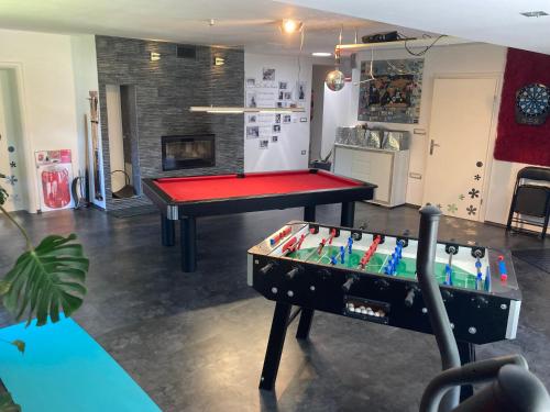 斯洛文尼亚格拉代茨Laura's house的客厅配有乒乓球桌