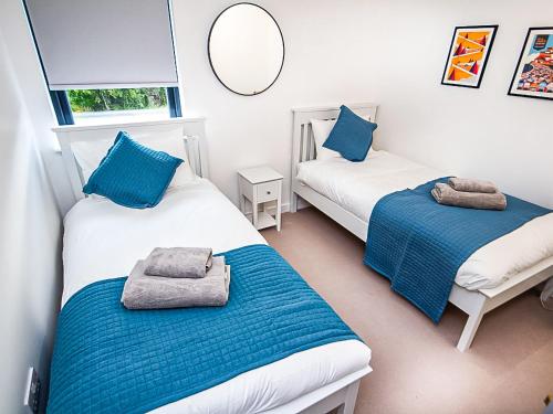 阿维莫尔Caledonia View的蓝色和白色的客房内的两张床