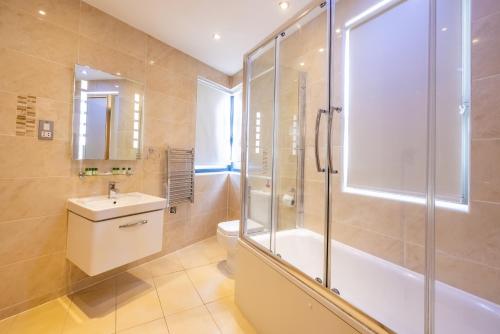 伦敦肖尔迪奇酒店的带淋浴、卫生间和盥洗盆的浴室