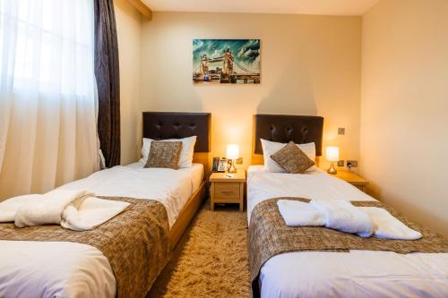 伦敦肖尔迪奇酒店的带窗户的客房内设有两张单人床。