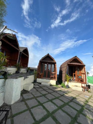 金塔马尼Bali Sunrise Camp & Glamping的庭院内2间蒙古包小屋的景色