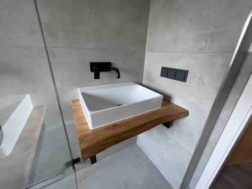 格拉德贝克Zechenbude - Erlebe das Ruhrgebiet的木制柜台上带白色水槽的浴室
