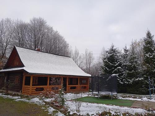舍绍里Stara Khata Карпати的小木屋,设有雪盖屋顶