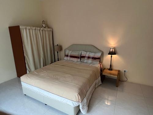 拉迈Villa Roland的一间小卧室,配有一张床和一张桌子上的台灯
