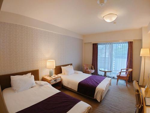 神户莫维尔阿瑞玛酒店的酒店客房设有两张床和窗户。