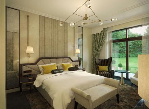 High Blantyre克罗斯巴斯吉城堡酒店的一间卧室配有一张大床和一把椅子