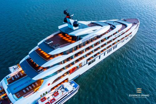 下龙湾Essence Grand Halong Bay Cruise 1的水上游轮的头顶景色