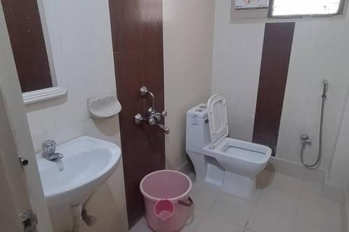 海得拉巴2 BHK in Kukatpally in Prime Location #202的浴室配有盥洗盆、卫生间和盥洗盆。