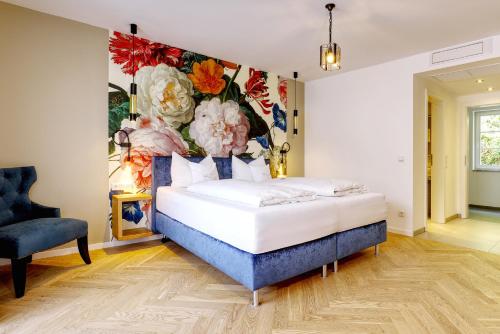拜尔施泰因利普曼克洛斯达伯格酒店的一间卧室配有一张壁画床
