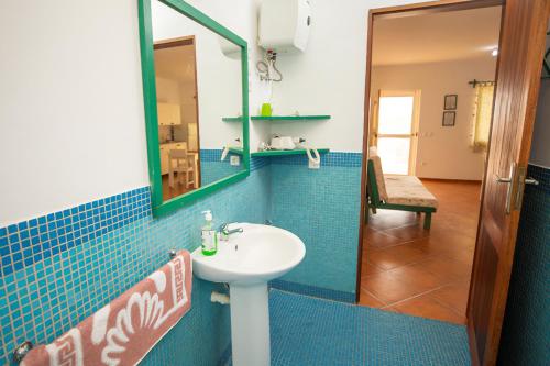 Calheta Do MaioAppartamento LULA. Stella Maris Exclusive的一间带水槽和镜子的浴室