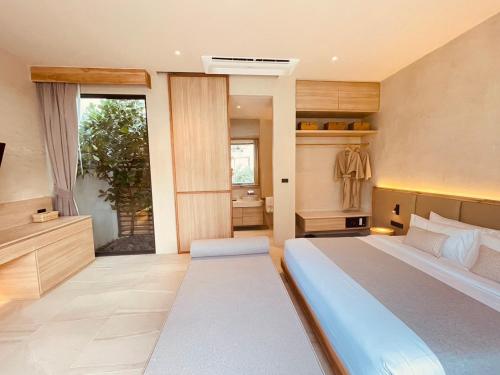 芭东海滩Eden Resort & Villas的一间带大床的卧室和一间浴室