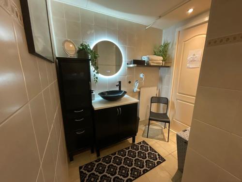 法尔肯堡达尔膳食公寓住宿加早餐旅馆的一间带水槽和镜子的浴室