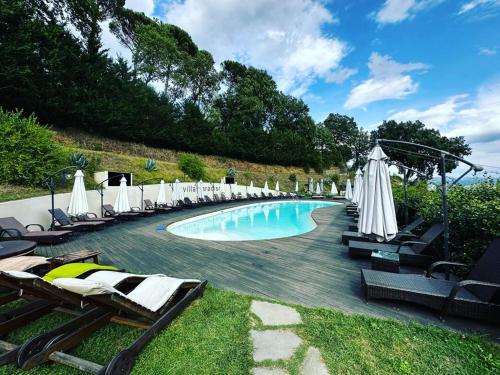 卡斯泰洛城Agriturismo Villa Paradiso Esotico的一个带躺椅和遮阳伞的游泳池