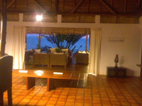 nosykombafafa的客厅配有桌子,享有海景