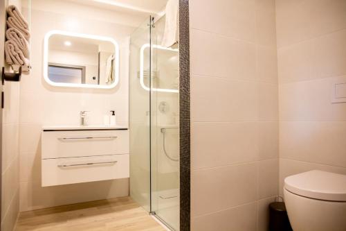 Salzkotten苏尔埃施酒店的一间带玻璃淋浴和卫生间的浴室