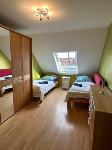 莱比锡Loft mit 2 Terrassen - ruhig&sonnig的客房设有两张床和窗户。