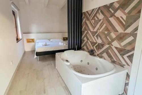 韦兰迈尔Resort Petrasia的配有床铺的客房内的白色浴缸