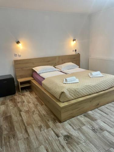 沃利乌格乡La Turcu的一间卧室配有一张床,上面有两条毛巾