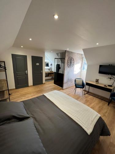 La Tour Carrée的一间卧室配有一张大床和一张书桌