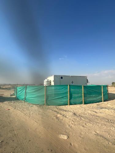 迪拜Oasis Caravan的沙漠中的一个围栏