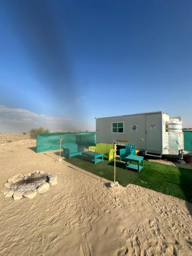 迪拜Oasis Caravan的沙漠中一座带火坑的房子
