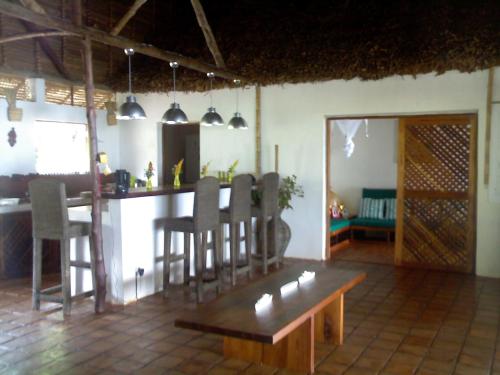 nosykombafafa的客厅设有酒吧和桌椅