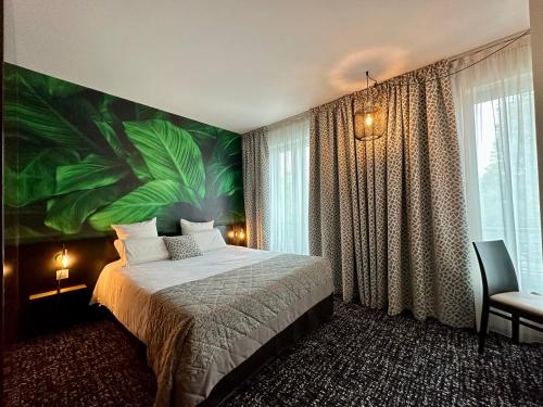 布雷斯特La Paix Hôtel Contemporain Brest centre ville的一间卧室设有一张大床和绿色的墙壁